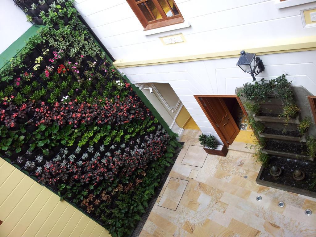 Hotel Santa Lucia Boutique Spa Bogotá Eksteriør bilde A green wall in a courtyard